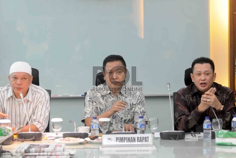 Sekretaris Fraksi Golkar , Bambang Soesatyo (kanan), Inisiator Gerakan Masyarakat Sipil anti Pecah Belah Partai Politik Adhie M. Masardi (tengah) serta peserta Musyawarah Nasional Ancol, Slamet (kiri) memberikan keterangan kepada wartawan