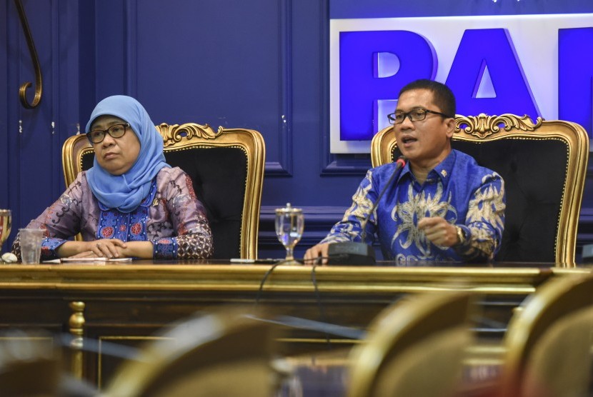 Sekretaris Fraksi PAN di DPR Yandri Susanto (kanan) didampingi anggota Fraksi PAN Andi Yuliani Paris (kiri) melakukan konferensi pers di Kompleks Parlemen, Senayan, Jakarta, Rabu (22/2). 