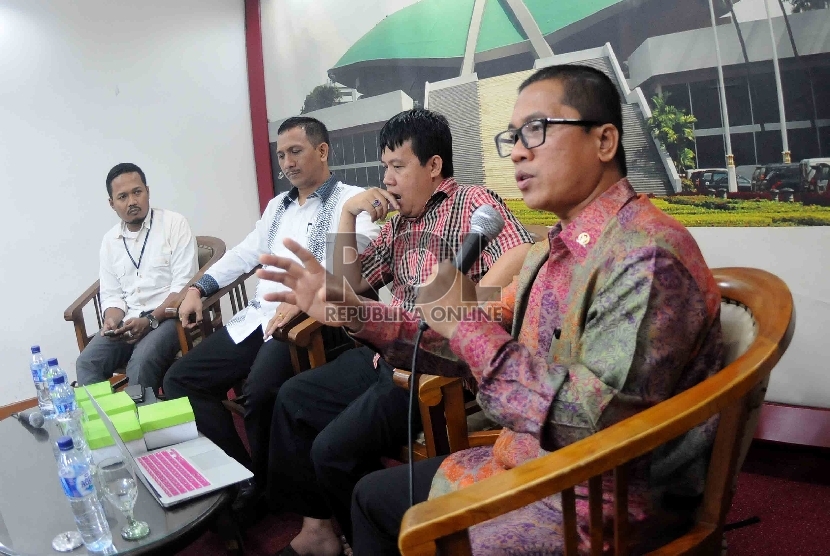  Sekretaris fraksi PAN, Yandri Susanto (kanan), Direktur Center for Budget Analysis Uchok Sky Khadafi (kedua kanan), Ketua Panitia Perancang Undang-Undang DPD Gede Pasek Suardika (kedua kiri) menjadi pembicara dalam dialektika demokrasi di Kompleks Parleme