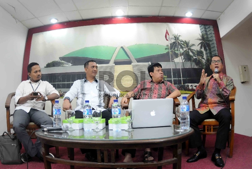 Sekretaris fraksi PAN, Yandri Susanto (kanan), Direktur Center for Budget Analysis Uchok Sky Khadafi (kedua kanan), Ketua Panitia Perancang Undang-Undang DPD Gede Pasek Suardika (kedua kiri) menjadi pembicara dalam dialektika demokrasi di Kompleks Parlemen