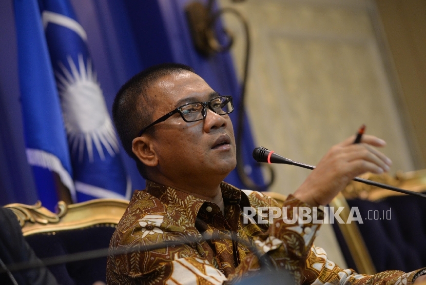  Sekretaris Fraksi PAN Yandri Susanto saat konferensi pers di Ruang Rapat Fraksi PAN, Kompleks Parlemen, Senayan, Jakarta, Selasa (19/9). 
