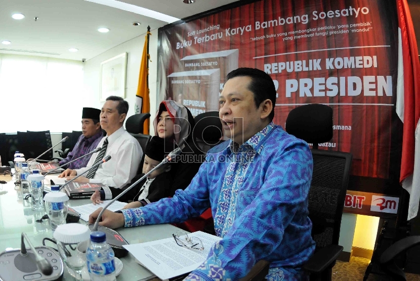 Sekretaris Fraksi Partai Golkar Bambang Soesatyo (kanan), Ketua Fraksi Partai Golkar di DPR Ade Komarudin (kiri) memberikan keterangan kepada pers saat peluncuran buku bertajuk 