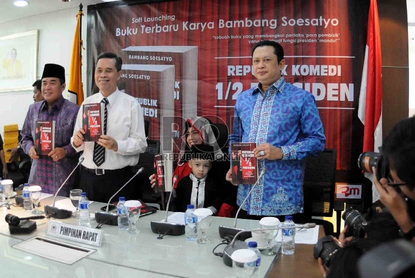 Sekretaris Fraksi Partai Golkar Bambang Soesatyo (kanan), Ketua Fraksi Partai Golkar di DPR Ade Komarudin (kiri) memberikan keterangan kepada pers saat peluncuran buku bertajuk 