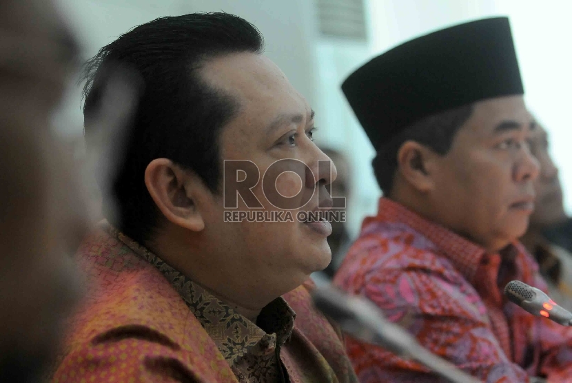  Sekretaris Fraksi Partai Golkar Bambang Soesatyo (kiri) bersama Ketua Fraksi Partai Golkar Ade Komarudin  menyampaikan keterangan pers terkait konflik Partai Golkar di Kompleks Gedung Parlemen, Jakarta, Selasa (24/3).  (Republika/Agung Supriyanto)
