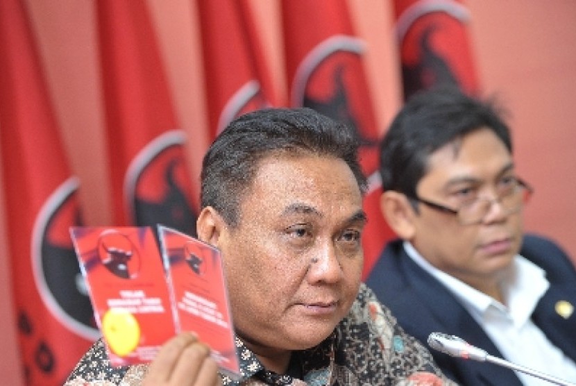 Sekretaris Fraksi PDIP Bambang Wuryanto saat menolak kenaikan BBM di gedung DPR, Jakarta, Kamis (25/10).