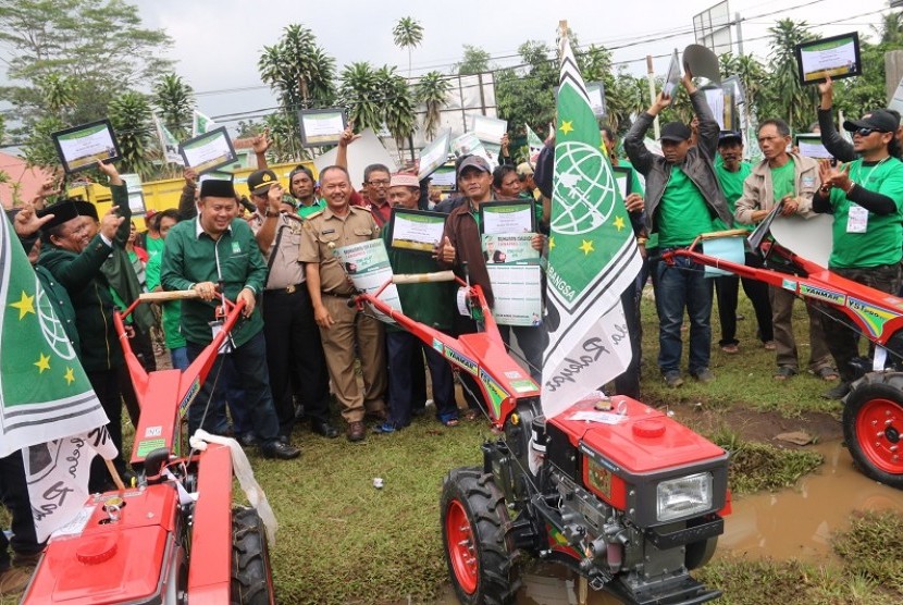 Sekretaris Fraksi PKB DPR  saat memberikan alat mesin pertanian (alsintan) kepada para petani di Kabupaten Bandung Barat, Jawa Barat, Selasa (18/12). (ilustrasi).