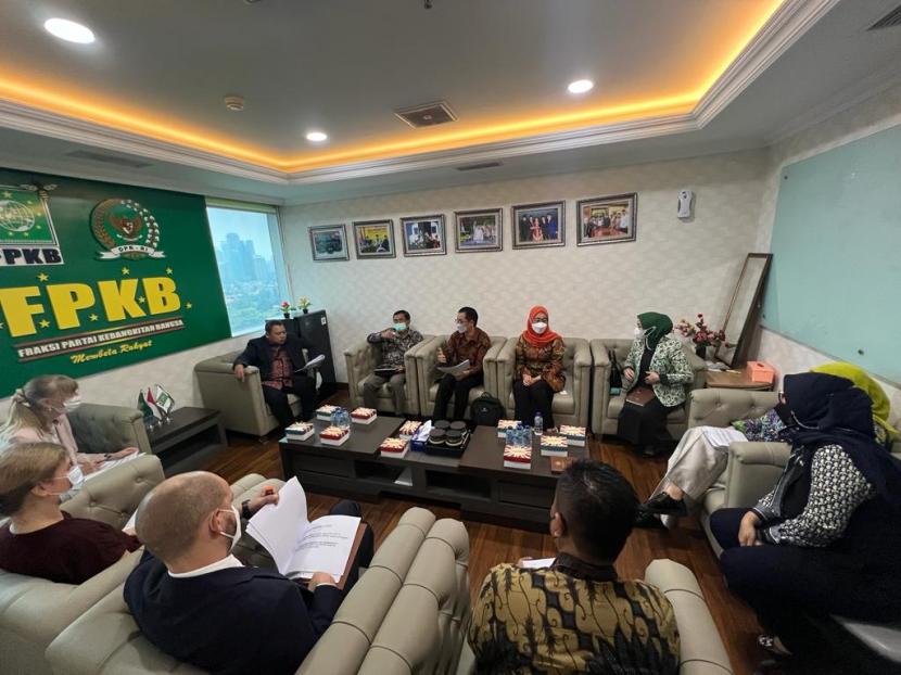 Sekretaris Fraksi PKB Fathan Subchi saat menerima Duta Besar Jerman untuk Indonesia, Ina Lepel, di Kompleks Parlemen, Jakarta, Rabu (16/3/2022). PKB berkomitmen menguatkan isu-isu pembangunan berbasis lingkungan (green agenda).