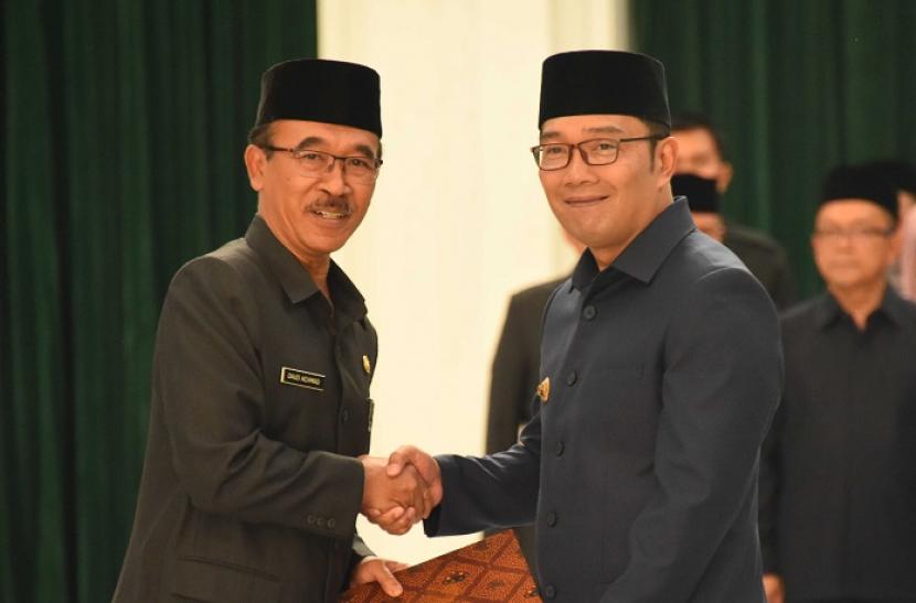 Sekretaris Gugus Tugas Percepatan Penanggulangan Covid-19 Jawa Barat, Daud Achmad (kiri) bersama Gubernur Jawa Barat Ridwan Kamil (kanan)