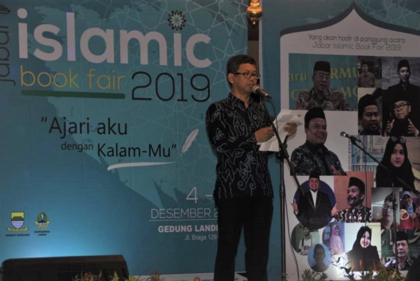 Sekretaris Ikapi Pusat Arys Hilman Nugraha memberikan sambutan saat membuka Jabar Islamic Book Fair (JIBF) di Bandung, Rabu (4/12). 