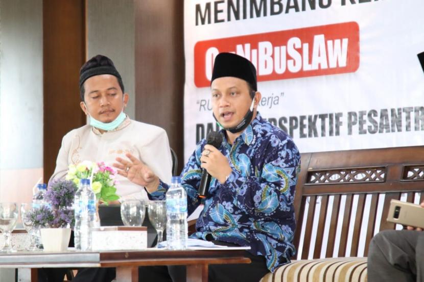 Sekretaris Jenderal Asosiasi Pengacara Syariah Indonesia (APSI) Andi Syafrani saat menjadi pembicara dalam Forum Mudzakarah Kiai Menimbang Kemaslahatan Omnibus Law RUU Cipta Kerja dalam Perspektif Pesantren, yang digelar FSPP Banten, di Serang, Senin (7/9)  