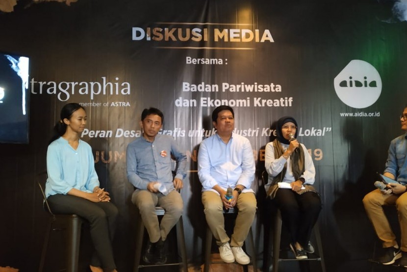 Sekretaris Jenderal Asosiasi Profesional Desain Komunikasi Visual Indonesia (AIDIA) Eka Sofyan Rizal, Direktur PT Astra Graphia Tbk, Mangara Pangaribuan dan Direktur Pengembangan Pasar Dalam Negeri, Deputi Pemasaran Badan Pariwisata dan Ekonomi Kreatif (Baparekraf), Yuana Rochma Astuti dalam diskusi media terkait Peran Desain Grafis untuk Industri Lokal di Yogyatorium Dagadu Djokja, Jumat (19/11).