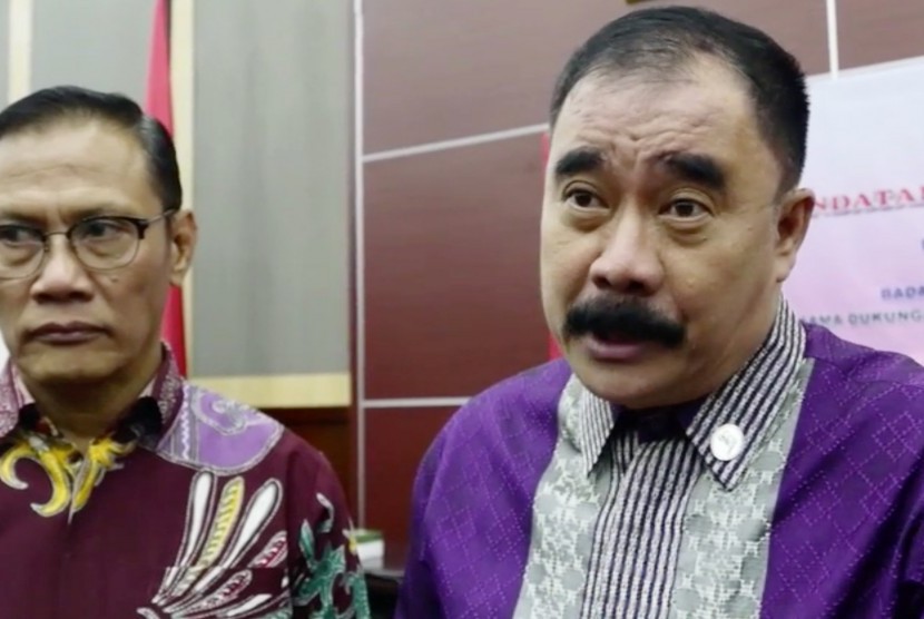 Sekretaris Jenderal Dewan Perwakilan Daerah (DPD), Reydonnyzar Moenek (kanan)