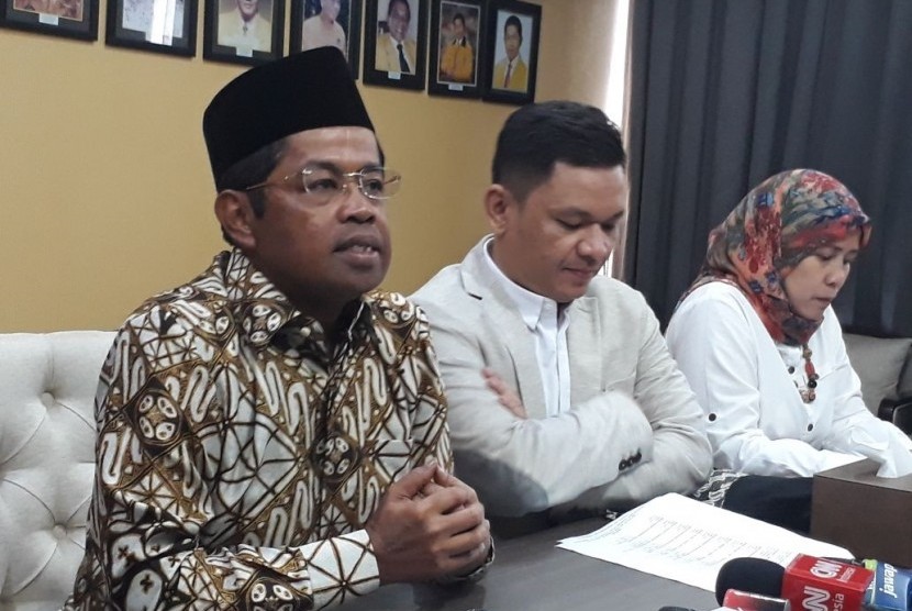 Sekretaris Jenderal Dewan Pimpinan Pusat Partai Golkar Idrus Marham didampingi jajaran pengurus DPP Partai Golkar lainnya saat diwawancarai di Kantor DPP Partai Golkar, Slipi, Jakarta pada Senin (5/11).