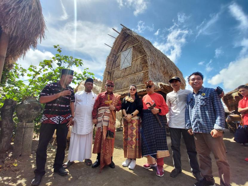 Sekretaris Jenderal DPP PDI Perjuangan Hasto Kristiyanto berkunjung ke Desa Sade, Kabupaten Lombok Tengah, NTB, Jumat (16/9/2022)