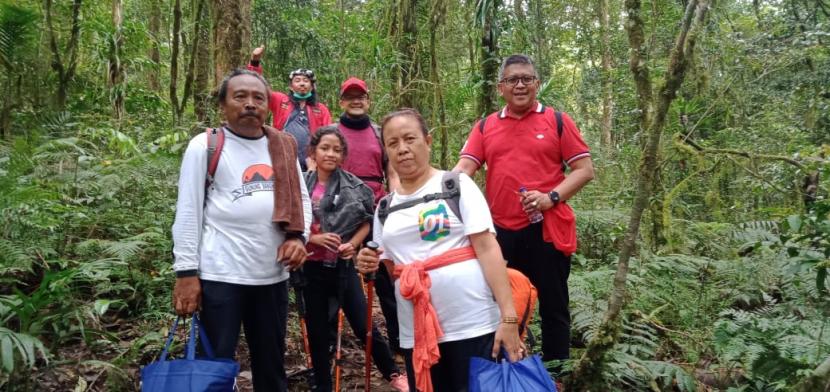 Sekretaris Jenderal DPP PDI Perjuangan Hasto Kristiyanto bersama sejumlah rekannya melakukan pendakian di Gunung Sanghyang, Bali, Kamis (31/12). 