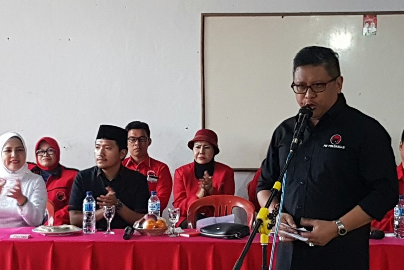  Sekretaris Jenderal DPP PDI Perjuangan Hasto Kristiyanto saat memberikan pengarahan untuk pemenangan pasangan calon bupati dan wakil bupati Pringsewu, Ardian Saputra dan Dewi Arimbi di Pringsewu, Lampung, Kamis sore (9/2).