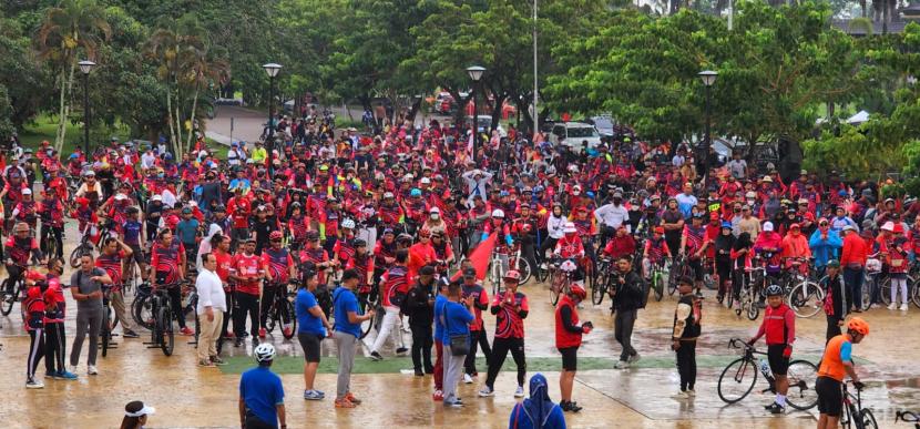 Sekretaris Jenderal DPP PDI Perjuangan (PDIP) Dr. Hasto Kristiyanto melakukan olahraga sepeda bersama ribuan warga Kota Pontianak, Kalimantan Barat (Kalbar), Sabtu (27/8/2022).