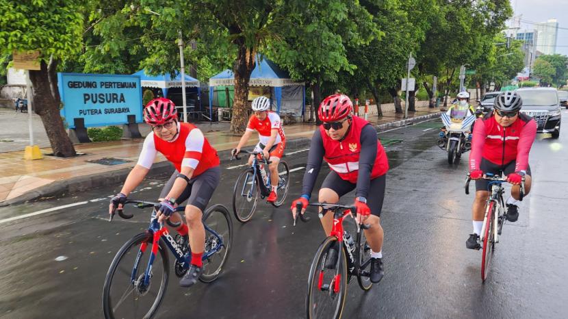 Sekretaris Jenderal DPP PDI Perjuangan (PDIP) Dr. Hasto Kristiyanto berolahraga dengan bersepeda di Kota Surabaya, bertajuk Gowes Keliling Surabaya, pada Sabtu (15/10/2022) pagi.