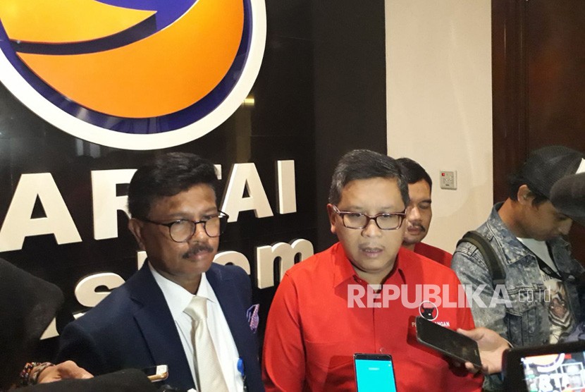 Sekretaris Jenderal DPP PDIP Hasto Kristianto beserta jajaran DPP lainnya hari ini menemui Ketua Umum Partai Nasdem Surya Paloh di Kantor DPP NasDem, Gondangdia, Jakarta Pusat, Selasa (3/4). 