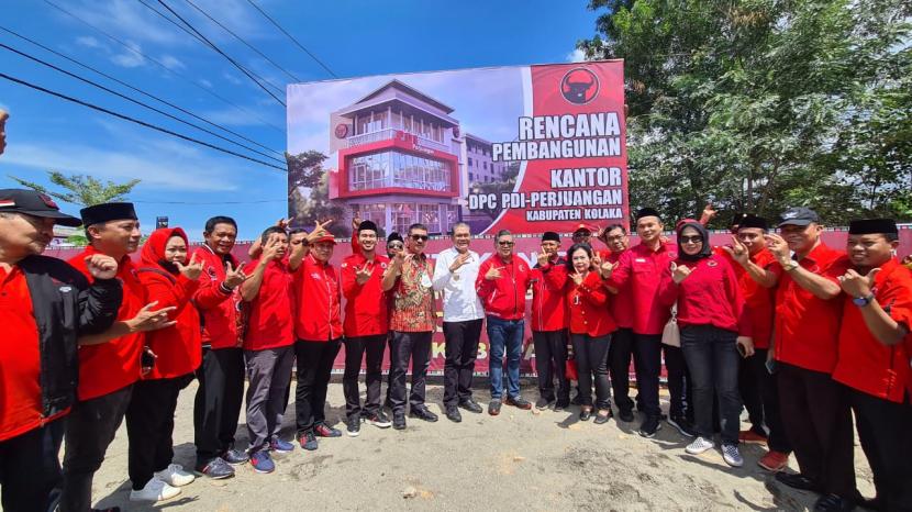 Sekretaris Jenderal DPP PDIP Hasto Kristiyanto hadir di lokasi di Jalan Ujung Usman Rencong, Kabupaten Kolaka, untuk melakukan peletakan batu pertama