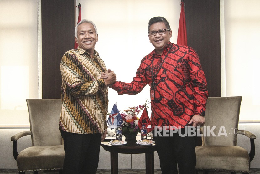 Sekretaris Jenderal DPP PDIP Hasto Kristiyanto (kanan) berjabat tangan dengan Wakil Ketua Dewan Pembina Partai Demokrat Agus Hermanto (kiri) di DPP PDIP, Jakarta, Jumat (13/7).