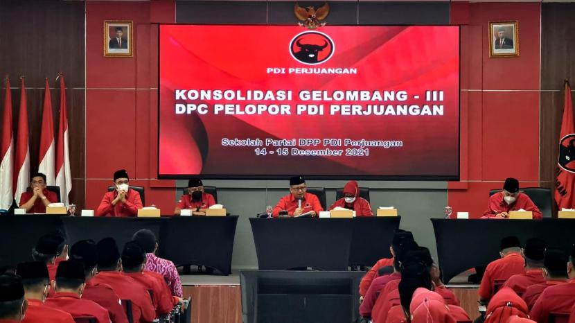 Sekretaris Jenderal DPP PDIP, Hasto Kristiyanto, saat membuka Konsolidasi DPC Pelopor Gelombang III yang digelar di Gedung Sekolah Partai, Lentengagung, Jakarta Selatan, Rabu (15/12). 