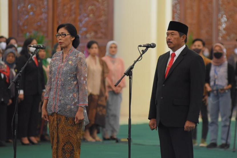 Sekretaris Jenderal DPR RI melantik dua Pejabat Pimpinan Tinggi Madya di lingkungan Sekretariat Jenderal DPR RI, yakni Suprihartini sebagai Deputi Persidangan dan Nana Sudjana menjadi Inspektur Utama.