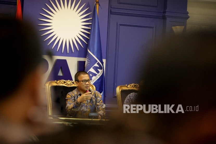 Sekretaris Jenderal fraksi PAN Yandri Susanto saat memberikan keterangan pers di ruang fraksi PAN, Kompleks Parlemen, Senayan, Jakarta, Jumat (18/8).