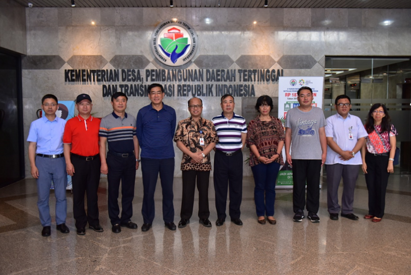 Sekretaris Jenderal Kemendes PDTT Anwar Sanusi menerima kunjungan delegasi dari Kunming Agricultural di kantor Kemendes PDTT Jakarta, Kamis (11/10).