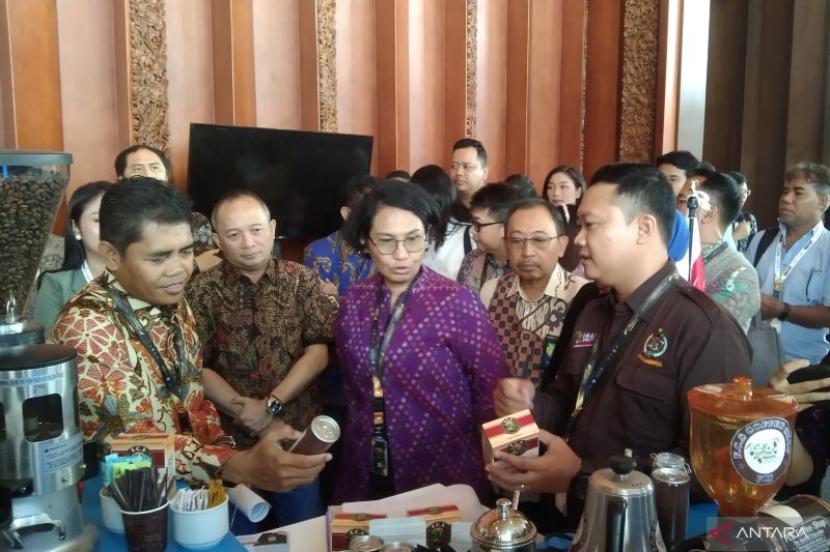 Sekretaris Jenderal Kemenperin Eko Cahyanto (kiri) bersama Sekretaris Jenderal Kemendikbud Ristek Suharti (kedua kanan) mengamati produk dalam negeri pada pameran bertajuk “Business Matching” 2024.