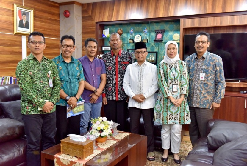 Sekretaris Jenderal Kementerian Desa, PDT dan Transmigrasi Anwar Sanusi menerima tiga kepala desa yang akan mengikuti ASEAN Plus Three Village Leaders Exchange Program di Kantor Kemendes PDTT, Jakarta, Selasa (5/3/2019). Ketiga kepala desa yaitu Hardi (Kades Poleonro, Bone), Sumaryono (Kades Margasakti, Bengkulu Utara), dan Alimuddin (Kades Kandolo, Kutai Timur) akan mengikuti program tersebut pada tanggal 5-11 Mei di Yunnan, Tiongkok. Program bertujuan  untuk mengembangkan kapasitas kepala desa dari negara-negara anggota ASEAN. 