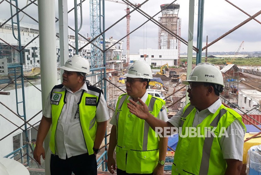 Sekretaris Jenderal Kementerian Perhubungan, Sugihardjo (berkacamata tebgah) meninjau proses pembangunan fisik Terminal Penumpang Bandara Internasional Ahmad Yani Semarang, Kamis (22/3). 