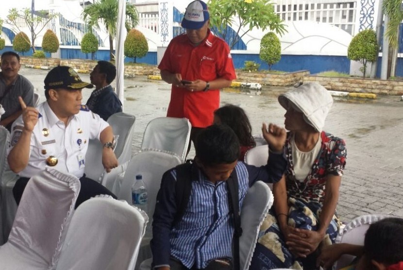 Sekretaris Jenderal Kementerian Perhubungan Sugihardjo (kiri) saat berbincang dengan Sri Lusia Ginting, salah satu penumpang KM Kelud di Pelabuhan Bandar Deli, Belawan, Ahad (24/12).