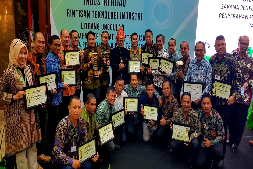 Sekretaris Jenderal Kementerian Perindustrian RI, Achmad Sigit Dwiwahjono mewakili Menteri Perindustrian Republik Indonesia Agus Gumiwang Kartasasmita memberikan penghargaan industri hijau 2019 kepada perwakilan dari 15 Pabrik Danone-AQUA