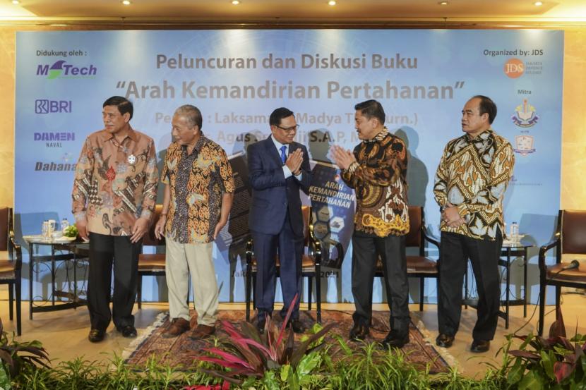 Sekretaris Jenderal Kementerian Pertahanan (Kemenhan) periode 2019-2020, Laksamana Madya (Purn) Agus Setiadji (tengah) bersama empat mantan KSAL.