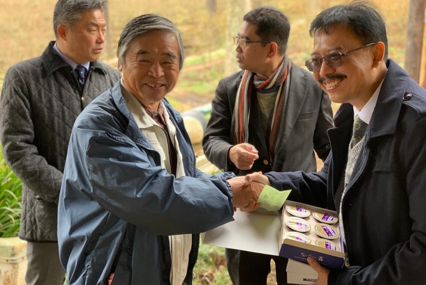 Sekretaris Jenderal Kementerian Pertanian Syukur Iwantoro dalam kunjungan kerja ke Jepang bertemu dengan Wali Kota Kisarazu, Prefecture Chiba, Yoshikuni Watanabe di kebun blueberry milik Ketua Asosiasi Petani Blueberry Jepang Ezawa.