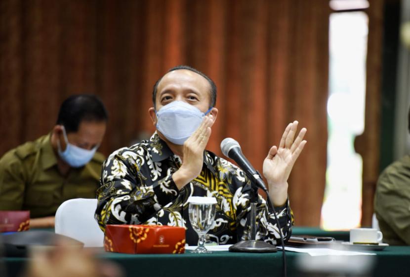 Sekretaris Jenderal KLHK Bambang Hendroyono memimpin rapat koordinasi penanggulangan dan pencegahan Covid-19 lingkup KLHK, di Jakarta, Selasa (9/3). 