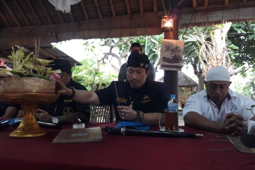 Tongkat komando sempat menjadi pembicaraan hangat di kalangan warganet dalam aksi penolakan safari dakwah Ustaz Abdul Somad di Bali beberapa waktu lalu. Tongkat yang diduga senjata tajam tersebut dibawa salah satu anggota organisasi kemasyarakatan (ormas) terbesar di Pulau Dewata, Laskar Bali saat merengsek masuk ke dalam Hotel Aston Denpasar, tempat Ustaz Somad menginap.