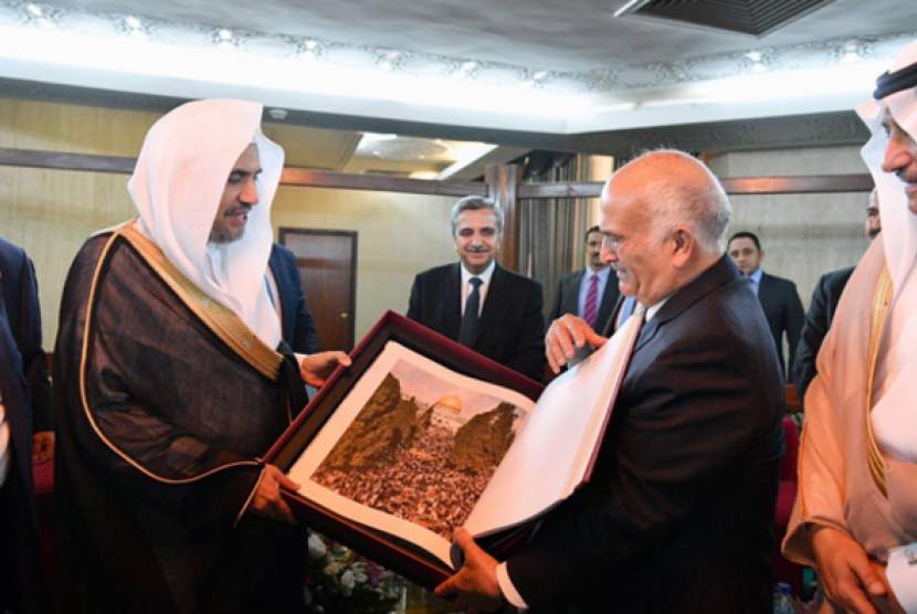 Sekretaris Jenderal Liga Dunia Muslim Sheikh Mohammad bin Abdulkarim Al-Issa diterima oleh Pangeran Hassan bin Talal dari Yordania di kantornya di sela-sela pertemuan.