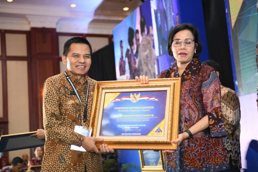Sekretaris Jenderal MPR Ma’ruf Cahyono meraih penghargaan Opini Wajar Tanpa Pengecualian (WTP) dari Menteri Keuangan Sri Mulyani, Kamis (12/9).