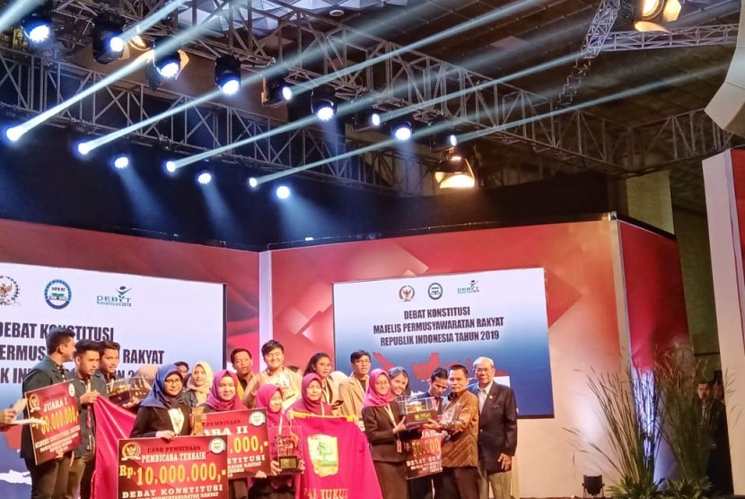 Sekretaris Jenderal MPR RI Ma’ruf Cahyono menyerahkan hadiah kepada pemenang lomba dalam gelaran Pekan Konstitusi, di Gedung Nusantara V, Komplek Parlemen RI, Jakarta, Rabu (28/8).