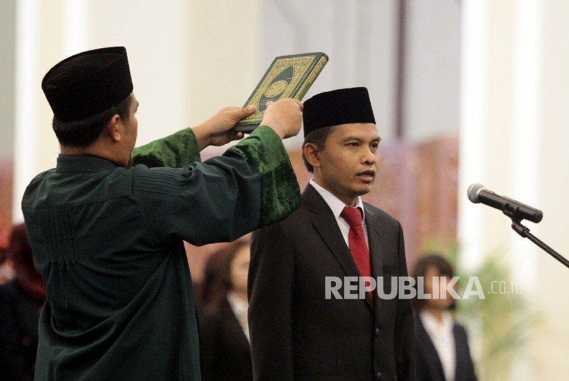 Ketua MPR Zulkifli Hasan (kanan) menyaksikan penandatanganan dokumen pelantikan jabatan oleh Sekretaris Jenderal MPR terpilih Ma'ruf Cahyono (ketiga kiri) saat dilantik di Kompleks Parlemen, Jakarta, Rabu (3/2).(Republika/Rakhmawaty La'lang)