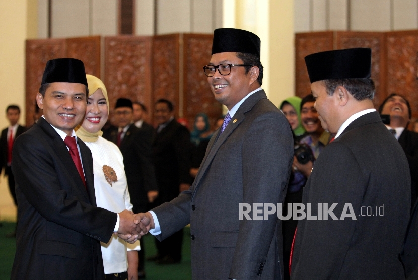 Ketua MPR Zulkifli Hasan (kanan) menyaksikan penandatanganan dokumen pelantikan jabatan oleh Sekretaris Jenderal MPR terpilih Ma'ruf Cahyono (ketiga kiri) saat dilantik di Kompleks Parlemen, Jakarta, Rabu (3/2).(Republika/Rakhmawaty La'lang)