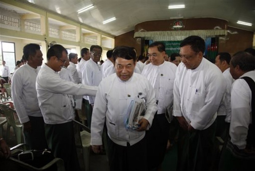 Sekretaris jenderal partai berkuasa Myanmar, Partai Uni Solidaritas dan Pembangunan (USDP) Maung Maung Thein (tengah) saat upacara penyerahan dokumen kandidat partai untuk Pemilu November, Rabu 29 Juli 2015. 