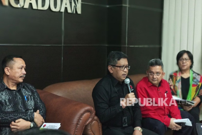 Sekretaris Jenderal Partai Demokrasi Indonesia Perjuangan (PDI-P) Hasto Kristyanto mendatangi Komisi Nasional Hak Azasi Manusia (Komnas HAM) untuk menuntut dituntaskannya kasus pelanggaran HAM berat Kerusuhan Dua Puluh Tujuh Juli (Kudatuli) 1996. Komnas HAM, Jakarta. Rabu (26/7). 