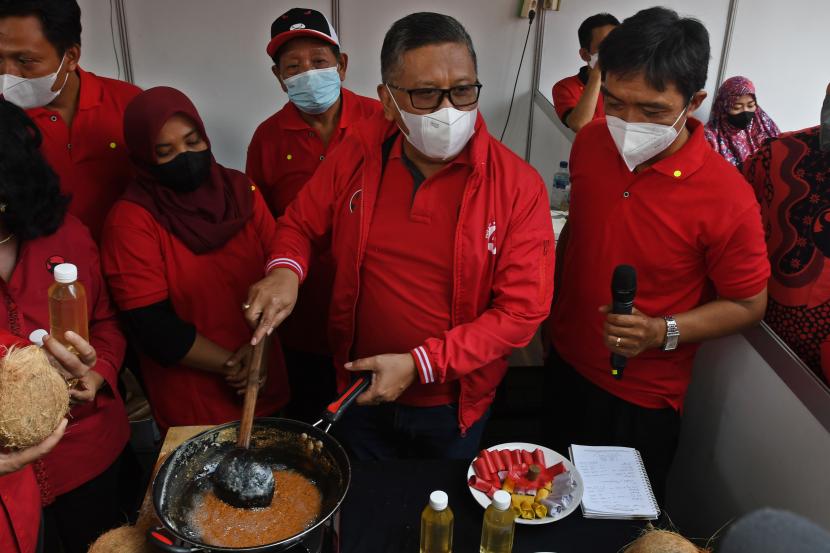 Sekretaris Jenderal Partai Demokrasi Indonesia Perjuangan (PDIP) Hasto Kristiyanto (kedua kanan) bersama kader partainya melakukan demo masak tanpa minyak goreng kelapa sawit di Sekolah Partai PDIP, Lenteng Agung, Jakarta, Senin (28/3/2022). Kegiatan tersebut digelar untuk mengampanyekan diversifikasi pangan tanpa gorengan sekaligus sebagai upaya mengurangi ketergantungan masyarakat terhadap minyak goreng kelapa sawit.