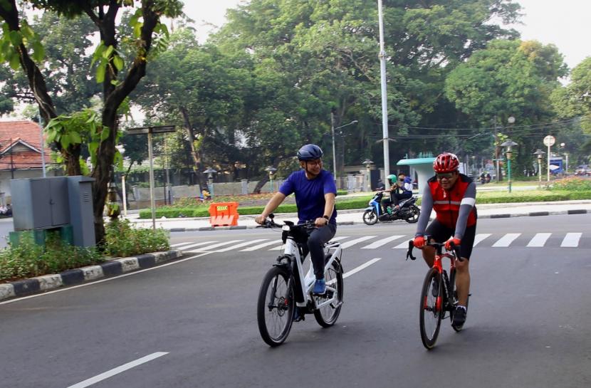 Sekretaris Jenderal Partai Demokrasi Indonesia Perjuangan (PDIP) Hasto Kristiyanto dan Sekretaris Jenderal Partai Amanat Nasional (PAN) Eddy Soeparno bersepeda bersama pada Jumat (15/7). 