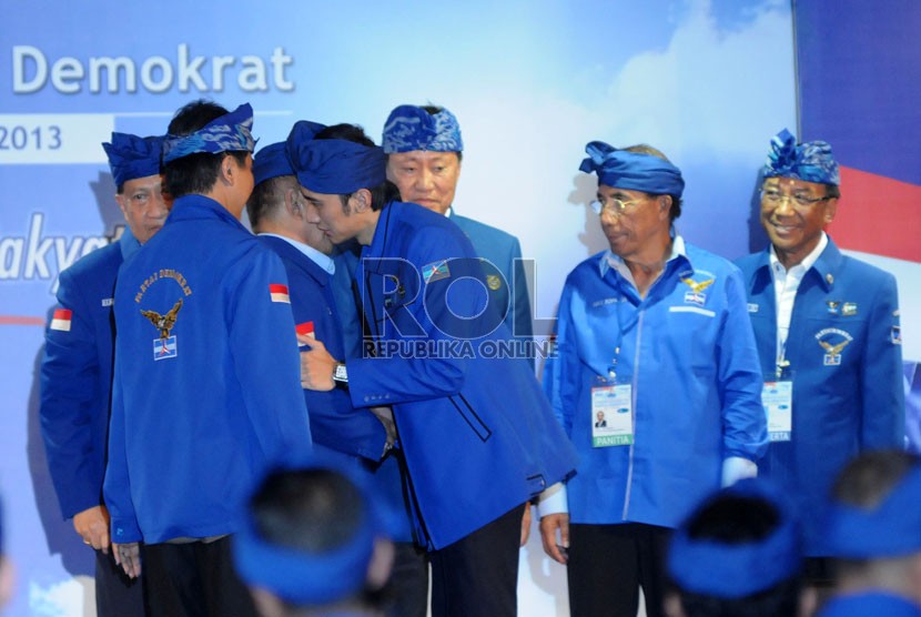  Sekretaris Jenderal Partai Demokrat Edhie Baskoro Yudhoyono bersalaman dengan jajaran pengurus dan majelis tinggi partai usai membuka KLB Partai Demokrat di Denpasar,Sabtu (30/3).  (Republika/Aditya Pradana Putra)