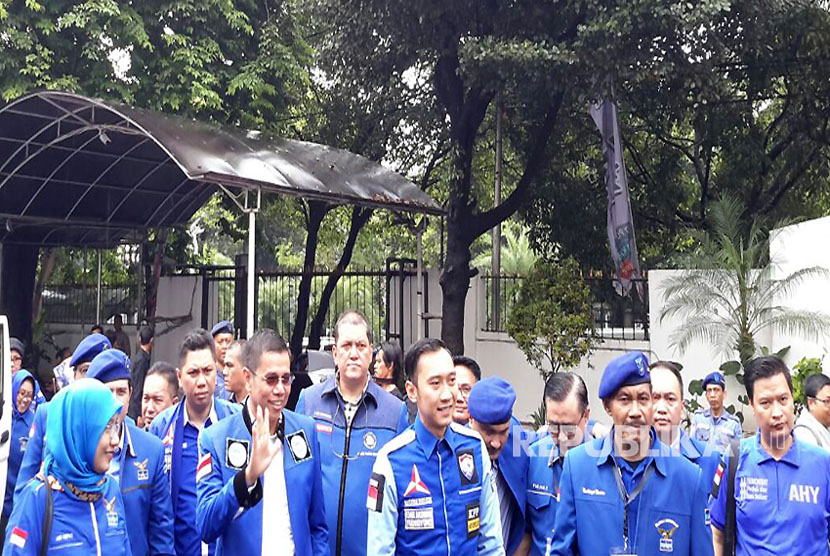 Sekretaris Jenderal Partai Demokrat Hinca Pandjaitan dan Ketua Pemenangan Pemilu Edhie Baskoro Yudhoyono (Ibas) saat tiba di KPU, Jakarta, Senin (16/10).