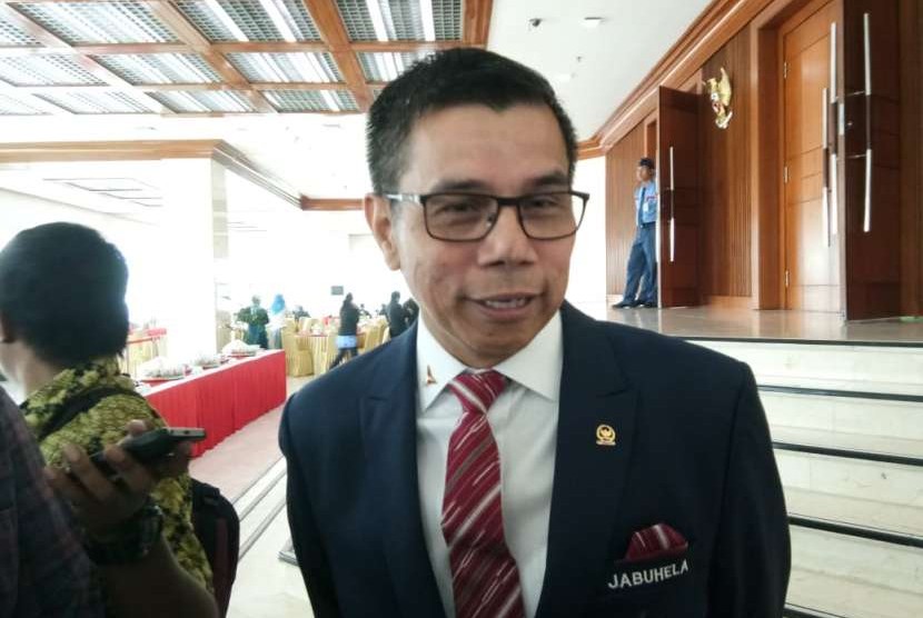 Sekretaris Jenderal Partai Demokrat Hinca Panjaitan memberi keterangan kepada wartawan di Kompleks Parlemen, Rabu (29/8)